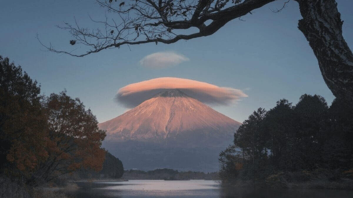 UFO, lampshade? An amazing lenticular cloud hovers over Japan’s Mount Fuji