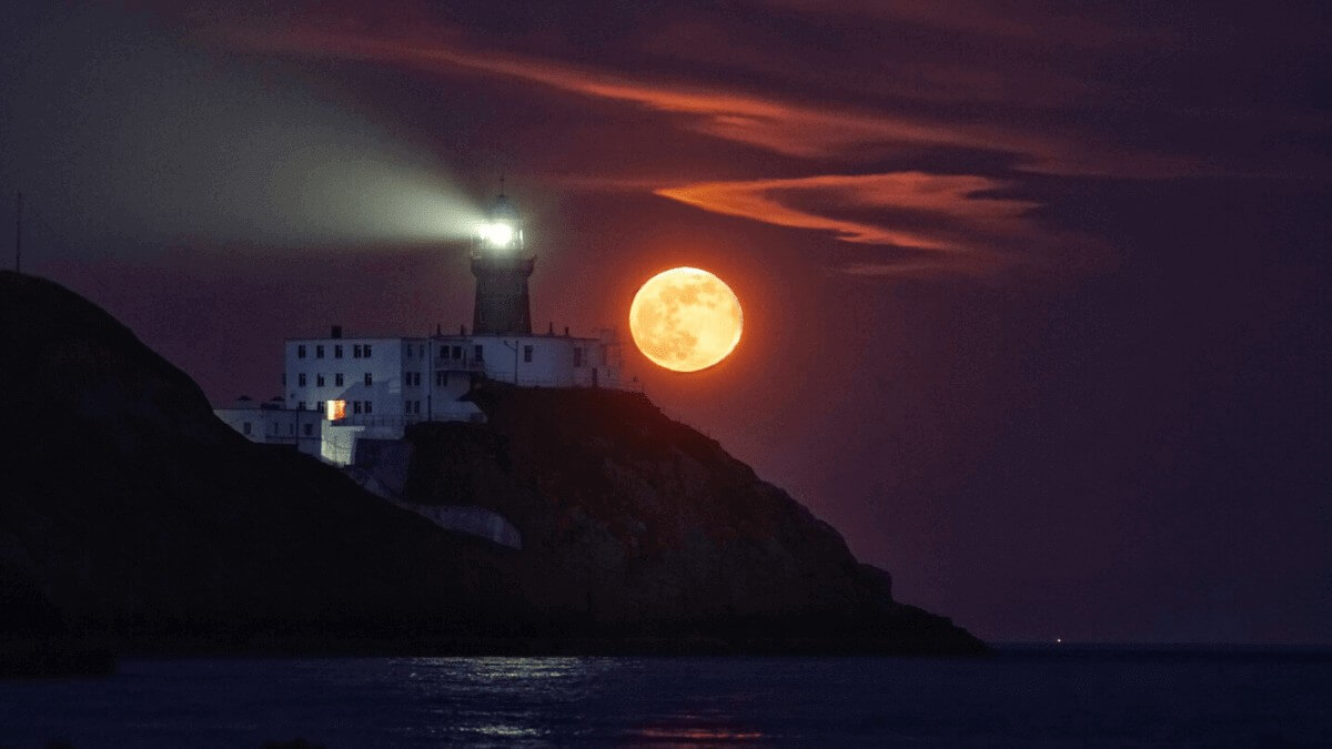 Views of the Super Pink Moon from around the world